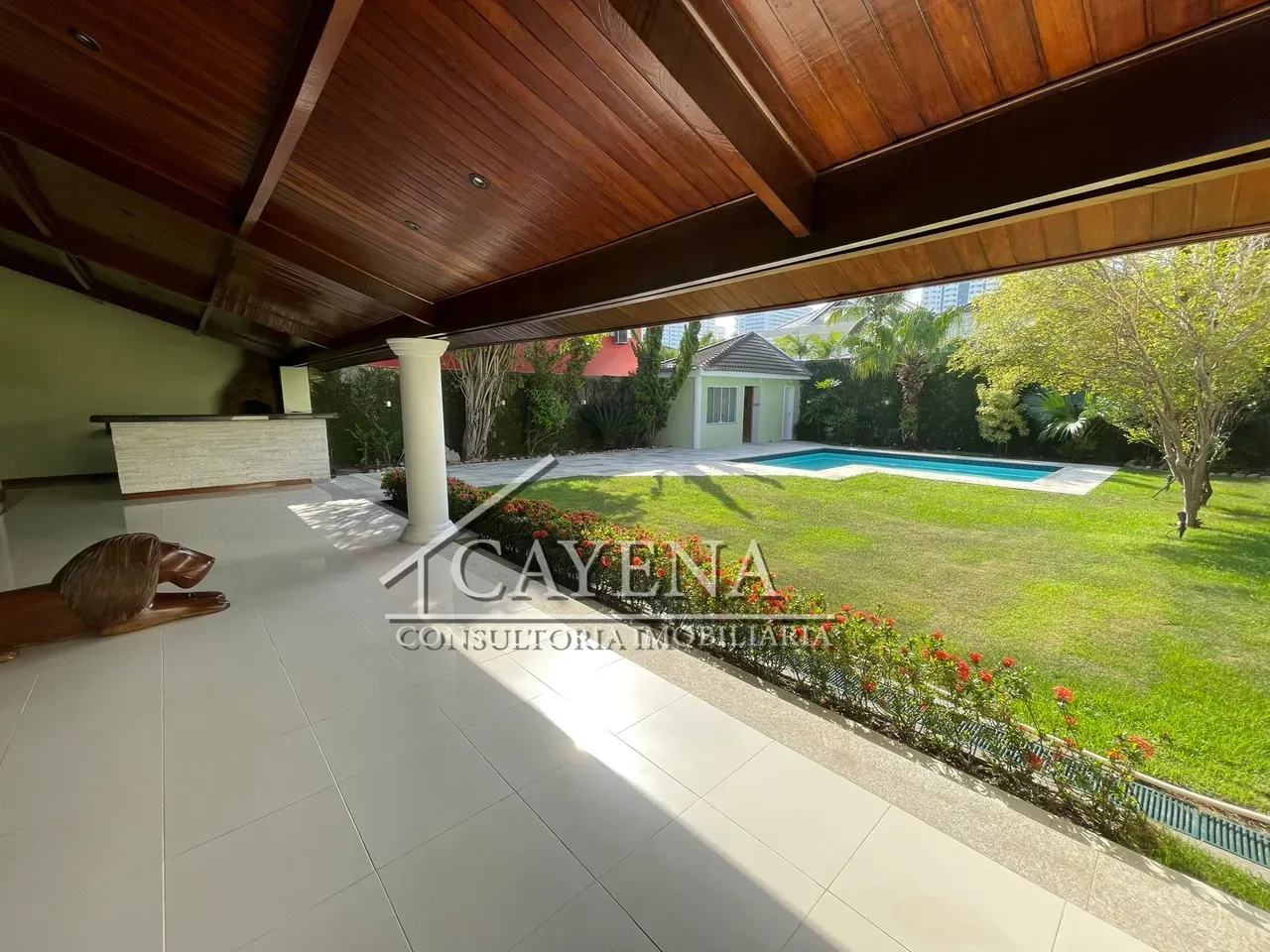 4 quartos e banheira: casa de 650 m² — photo 40