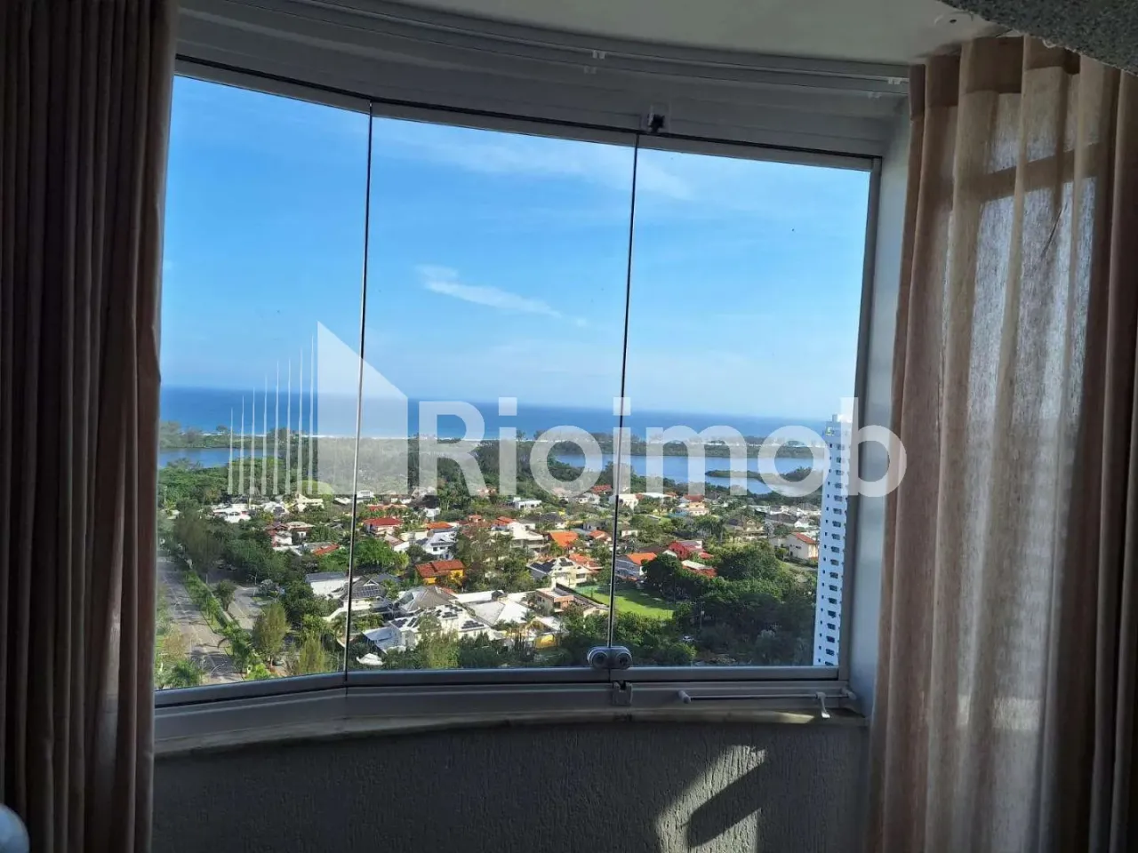 3-bedroom duplex with a glass-enclosed balcony — photo 6