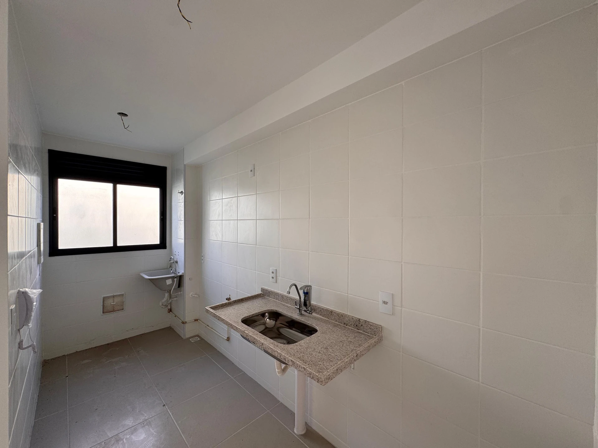 Unfurnished 2-bedroom apartment with parking and balcony — photo 12