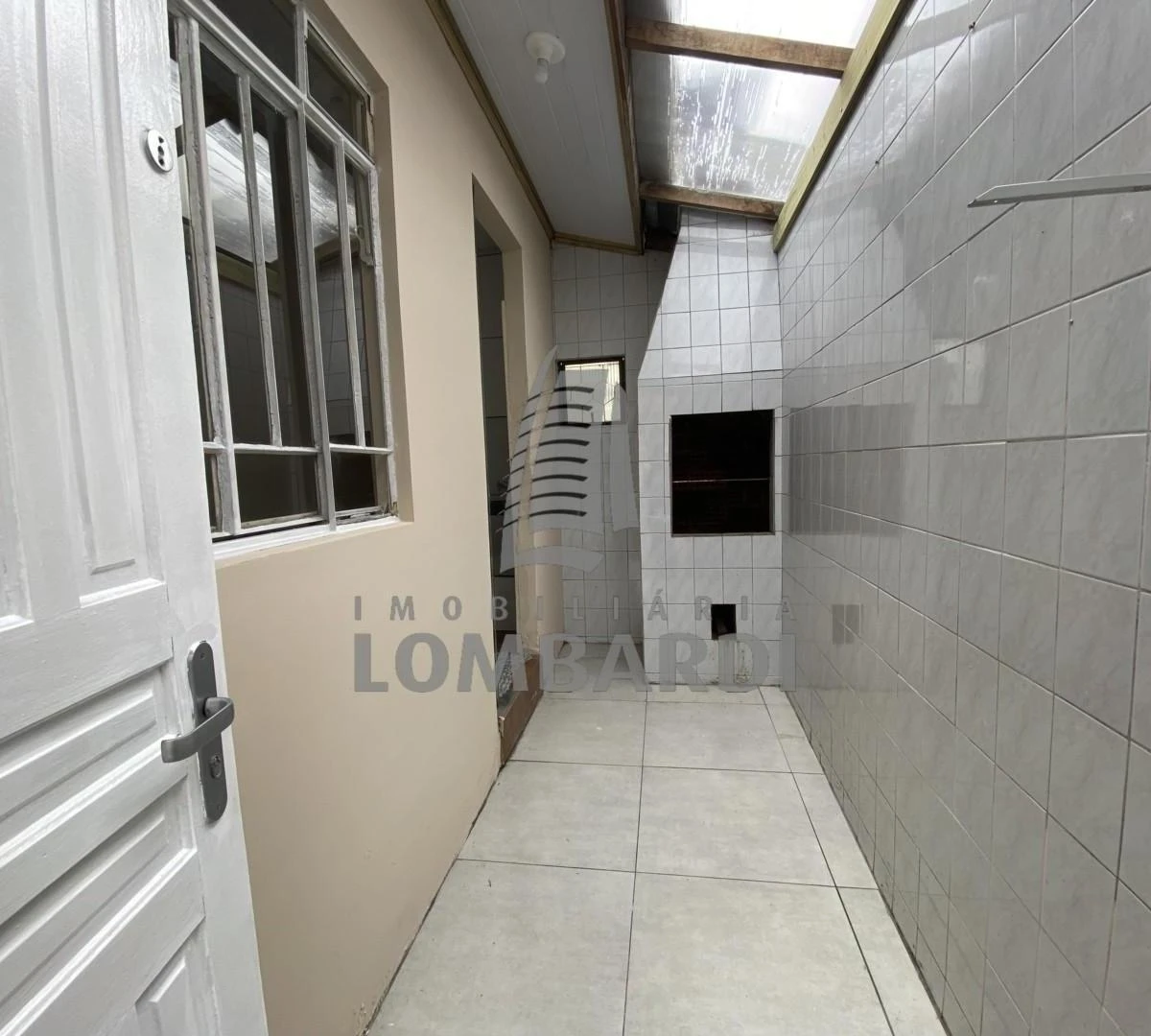 Wood or laminate floors in a 3-bedroom house, 100 m² — photo 5