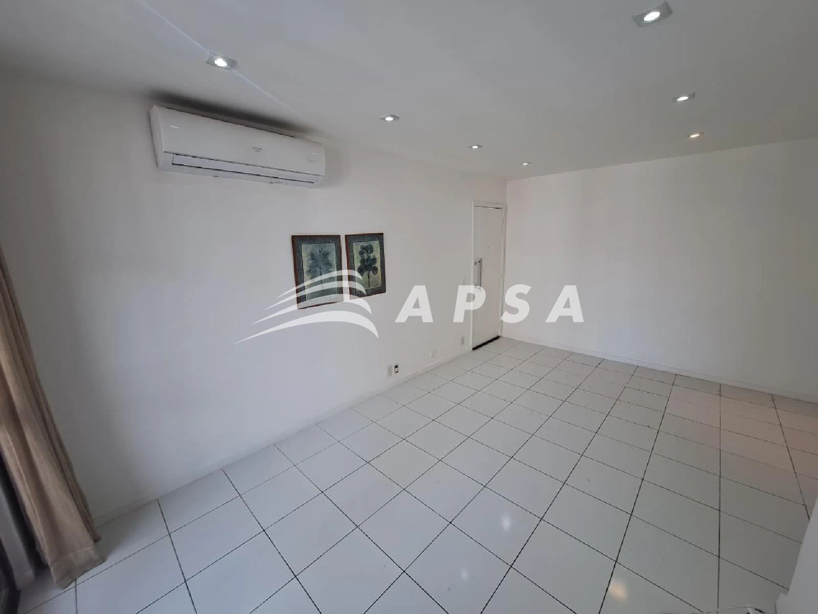 Walk-in closet in a 2-bedroom apartment, 90 m² — photo 15