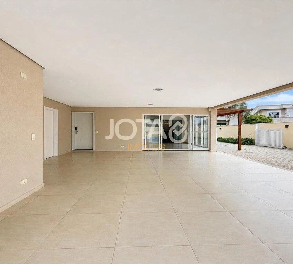 4-bedroom house with a glass-enclosed balcony in Curitiba — photo 4