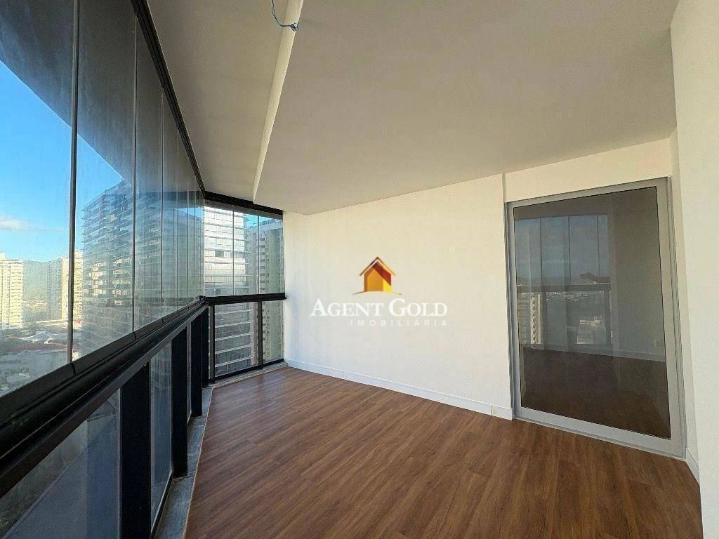 Glass-enclosed balcony in a 3-bedroom apartment, 121 m² — photo 21