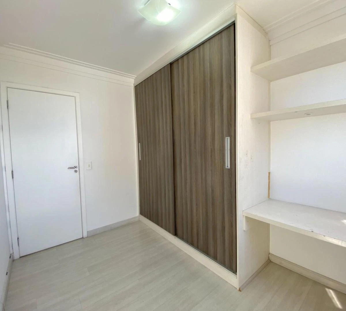 Квартира 56 м² із заскленим балконом та робочим місцем — photo 7