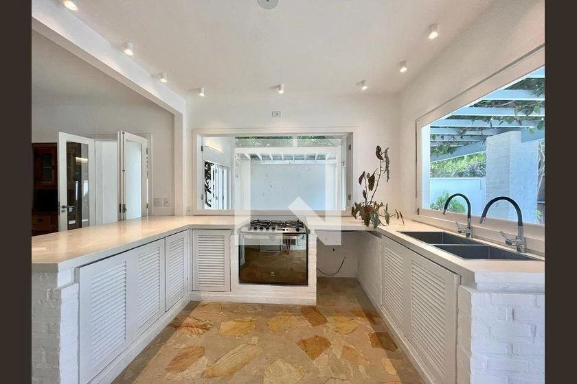 Balcony with a grill in a 3-bedroom house, 220 m² — photo 22