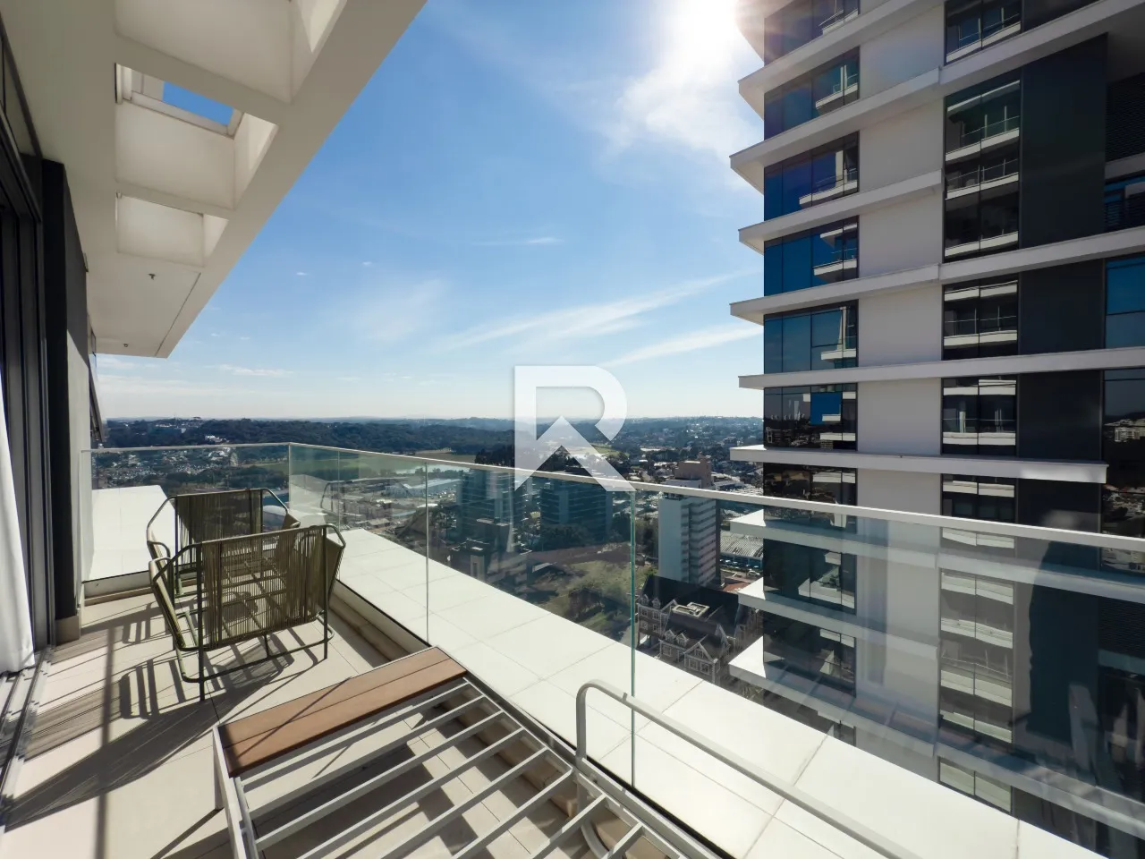 Furnished apartment with 4 en-suite suites and 4 parking spaces — photo 4
