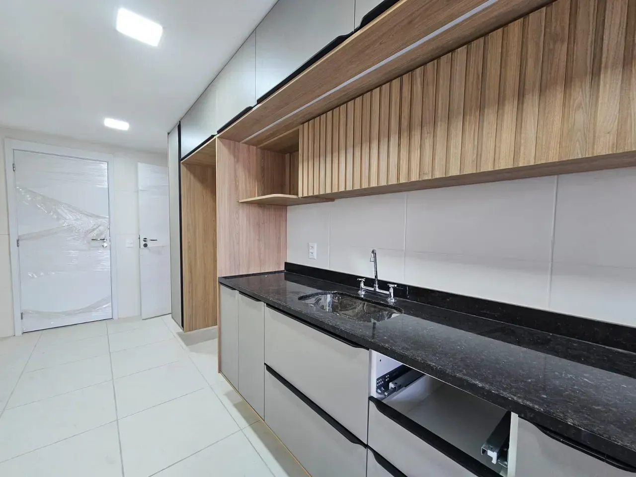 Apartamento mobiliado com 4 quartos e 5 banheiros — photo 58
