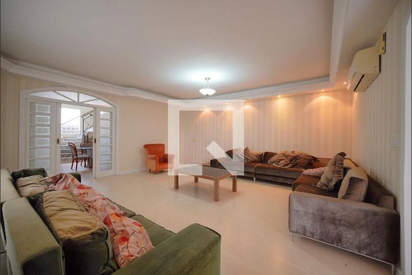 Furnished house, 350 m², with a glass-enclosed balcony