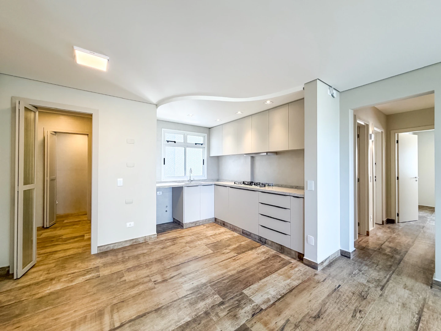 Floor-to-ceiling windows in a 3-bedroom apartment, 106 m² — photo 3