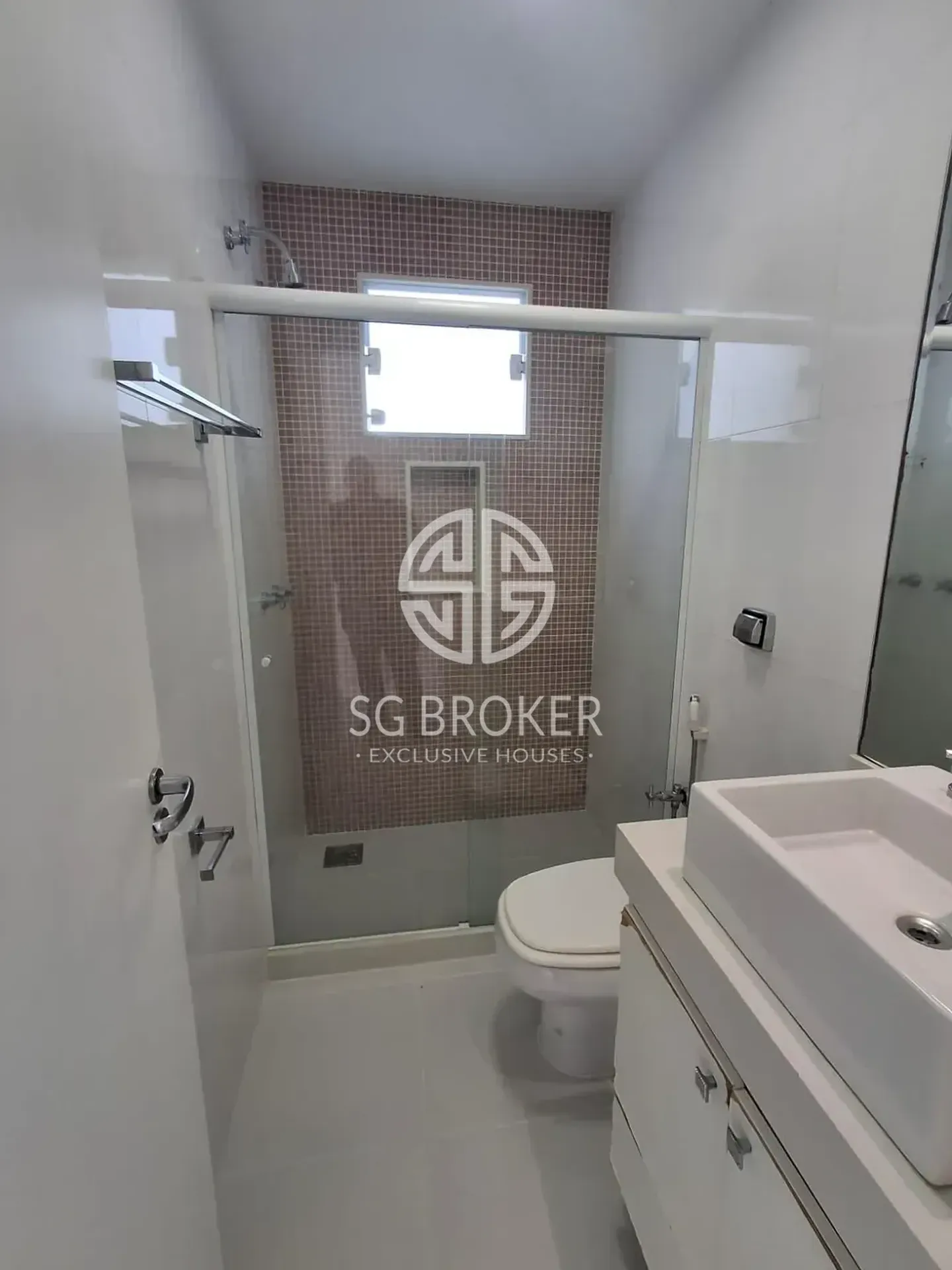 Casa com 5 suítes e 5 banheiros, 330 m² — photo 45
