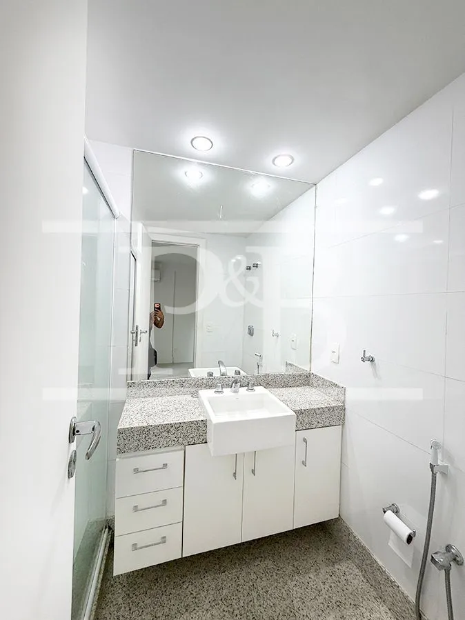 4-bedroom 300 m² apartment with a balcony — photo 27