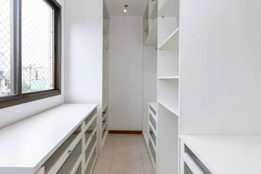 183 m² apartment with a walk-in closet and a bathtub — photo 7