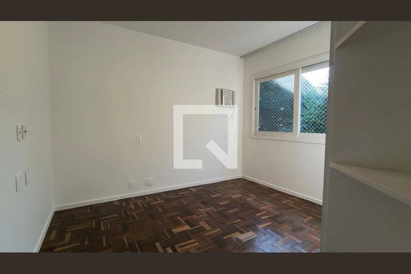 House with 4 bedrooms and a balcony with grill — photo 35