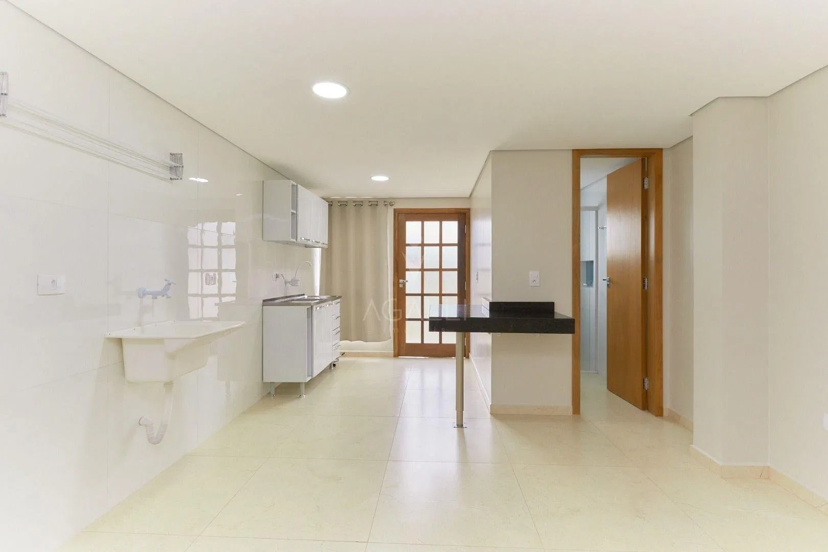 25 m² unfurnished studio with glass shower stall