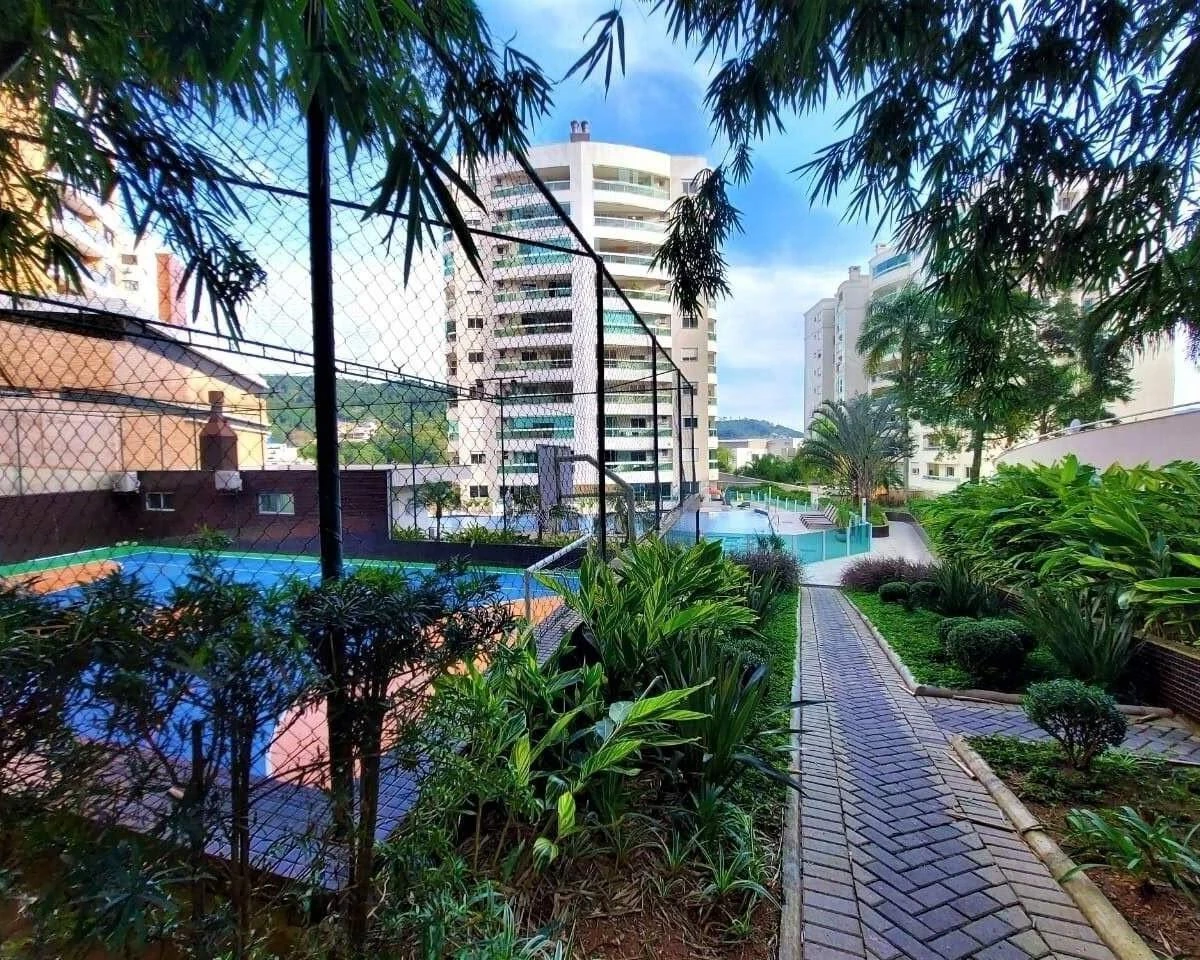 Glass-enclosed balcony in a 4-bedroom apartment, 127 m² — photo 49