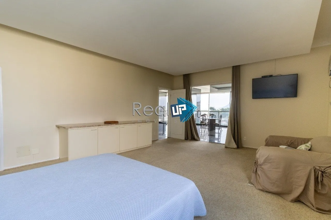 Condominium house with 5 bedrooms and 1081 m² plus laundry — photo 39