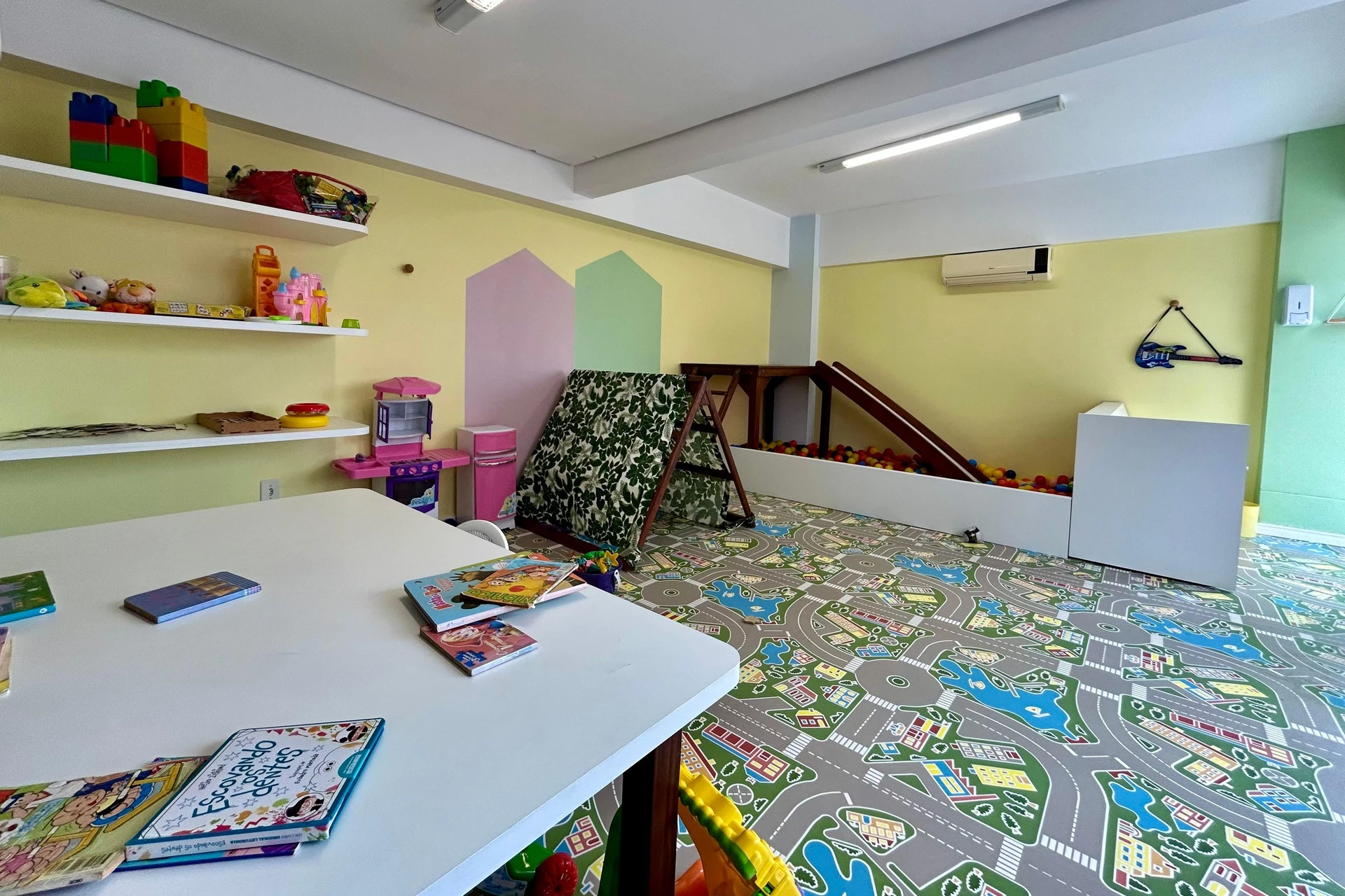 2-bedroom apartment in a building with a gym — photo 14