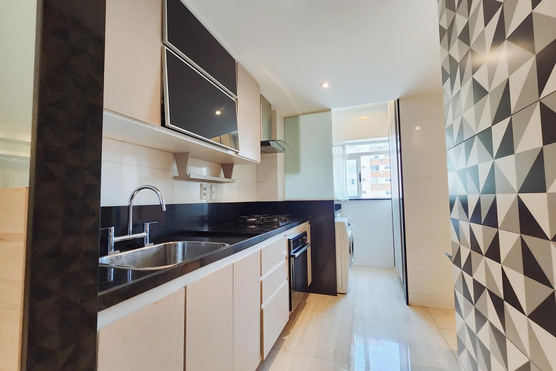 3-bedroom apartment with an ensuite suite and 2 parking — photo 5