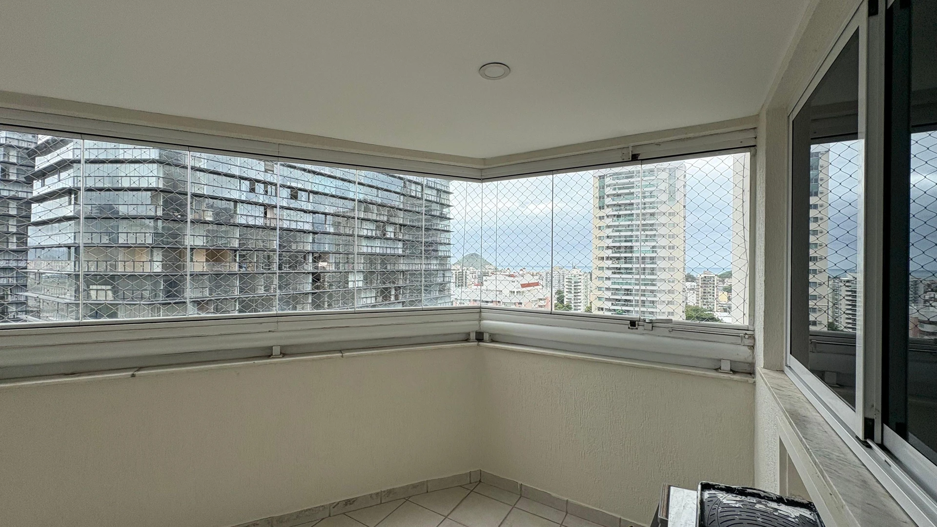 Floor-to-ceiling windows in a 3-bedroom apartment, 105 m² — photo 24