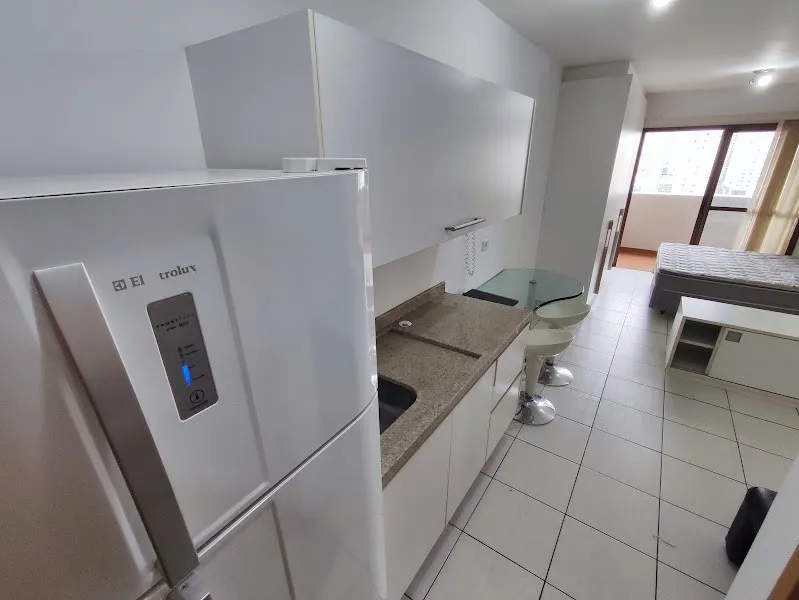Apartamento de 1 dormitorio en el 13º piso con cocina compacta — photo 3