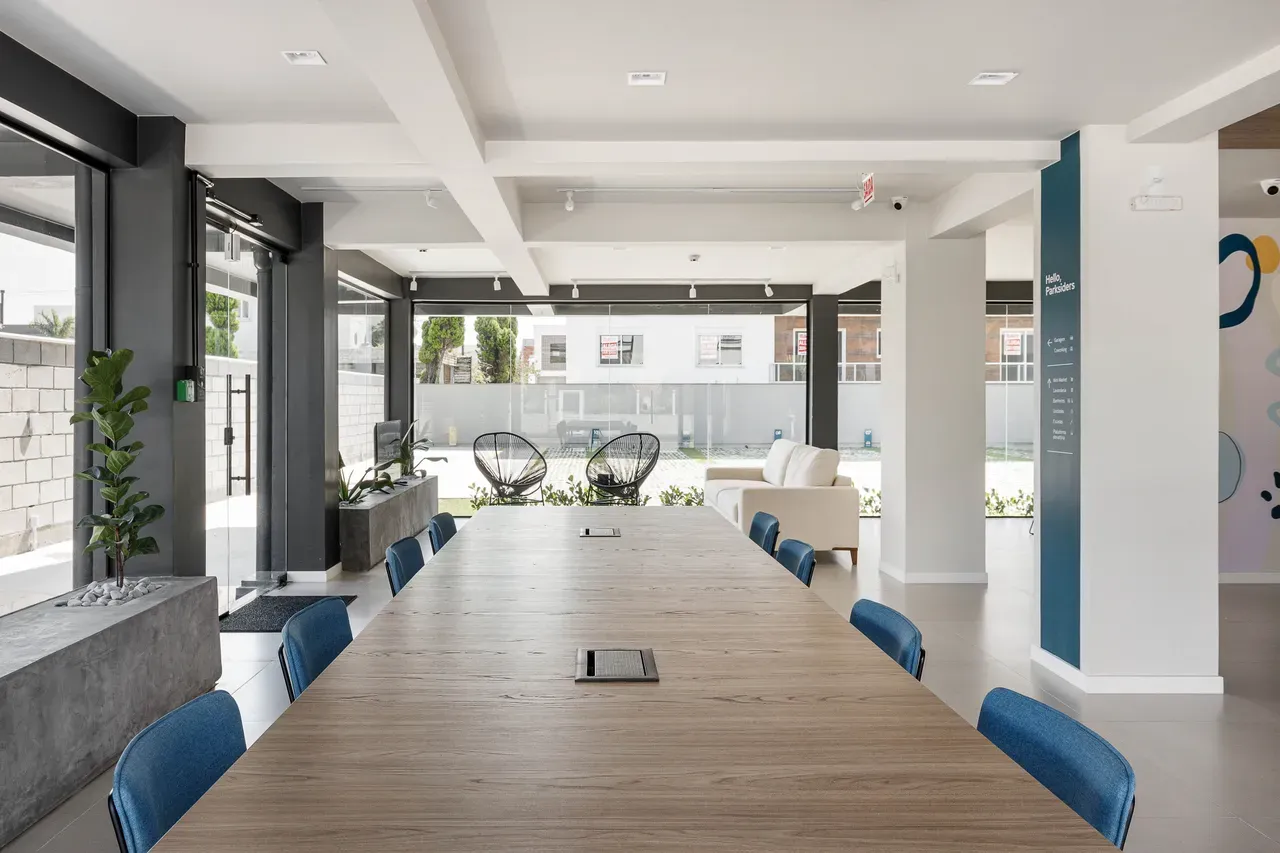 One-bedroom apartment in a building with a coworking space — photo 19