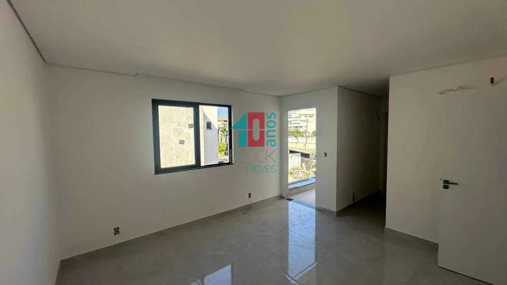 Casa com 5 suítes, 8 banheiros e 3 vagas para reformar — photo 23