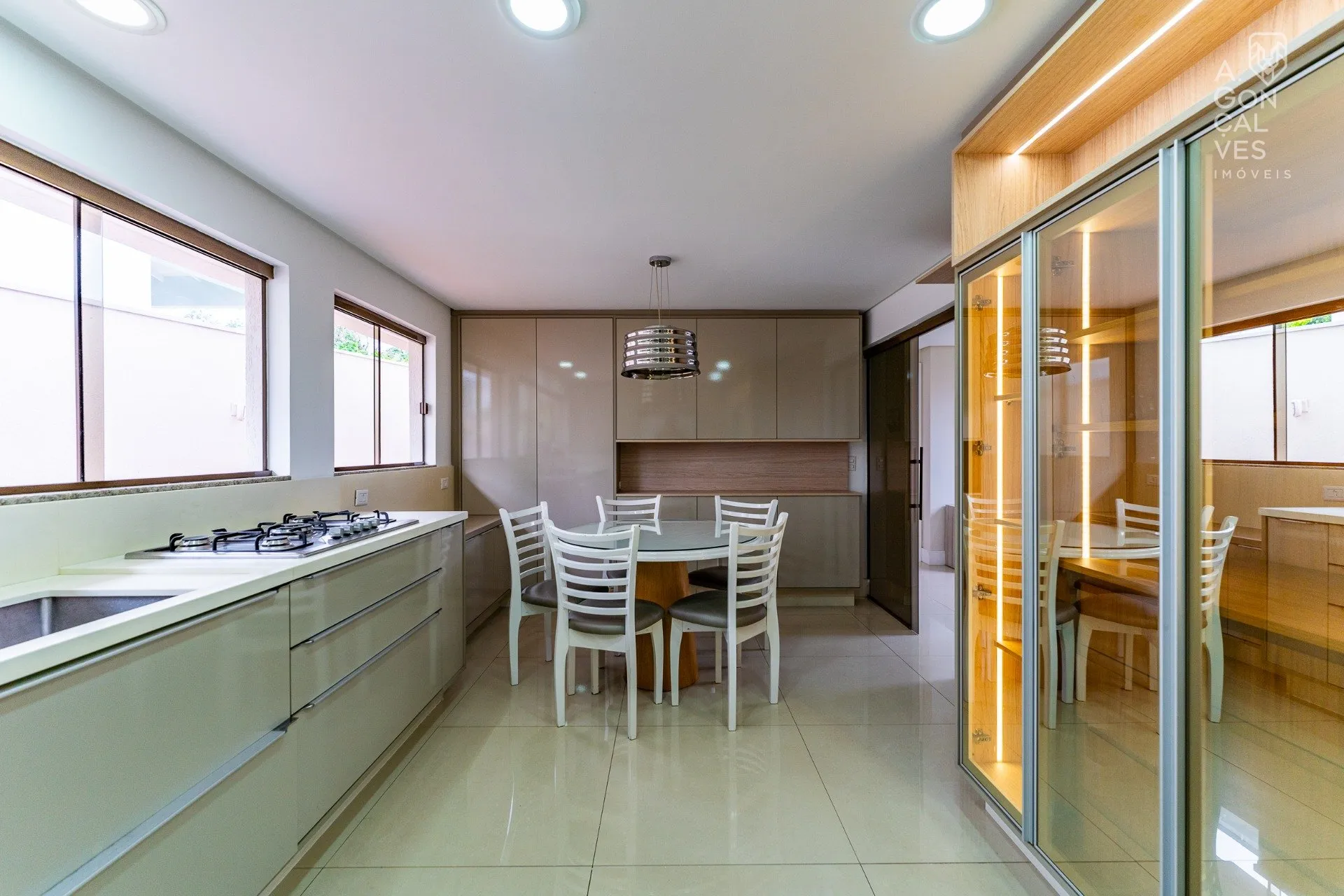 Unfurnished house with 4 bedrooms and 5 bathrooms — photo 31