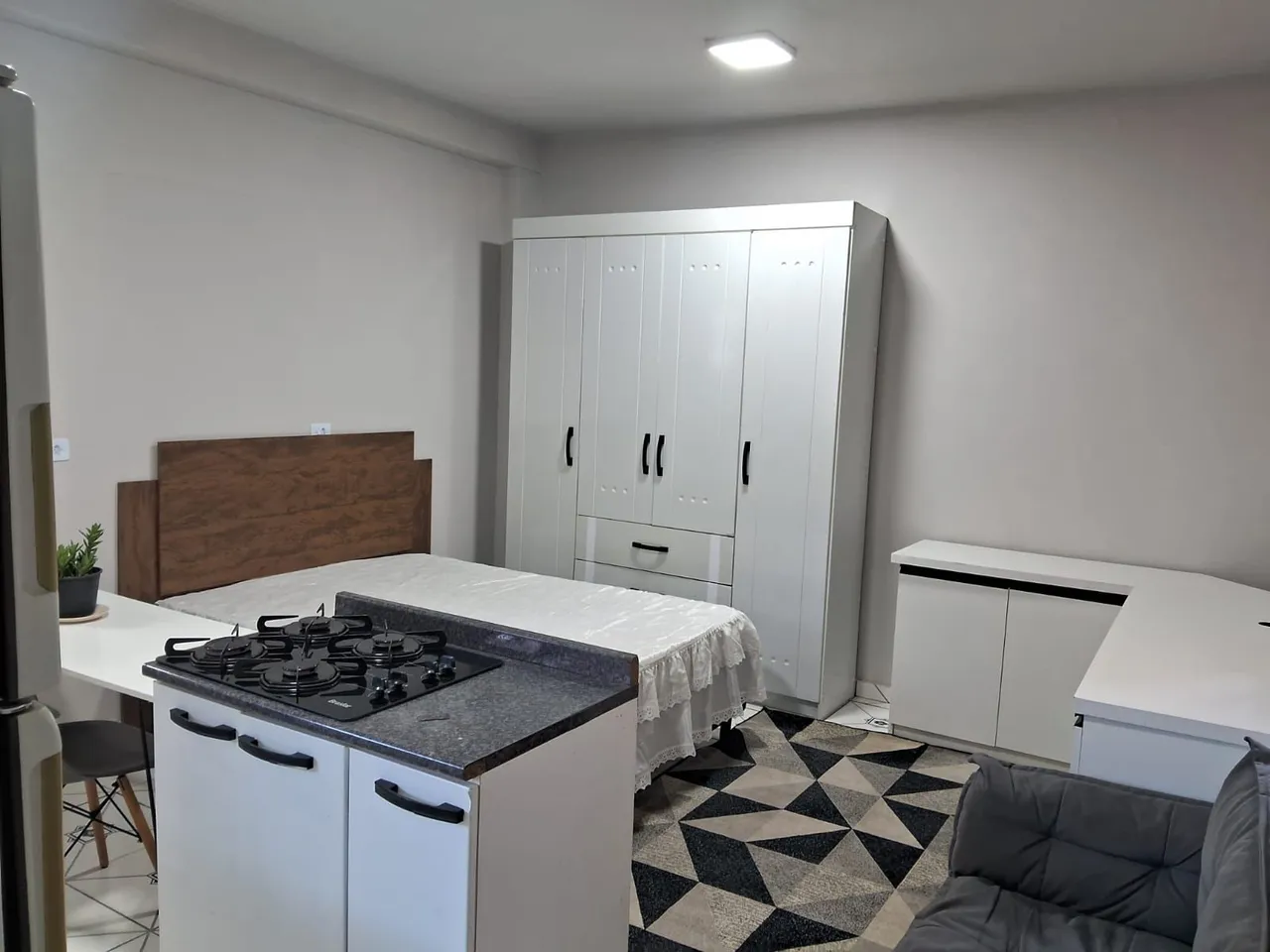 Furnished studio with 1 bedroom and 1 bathroom — photo 10