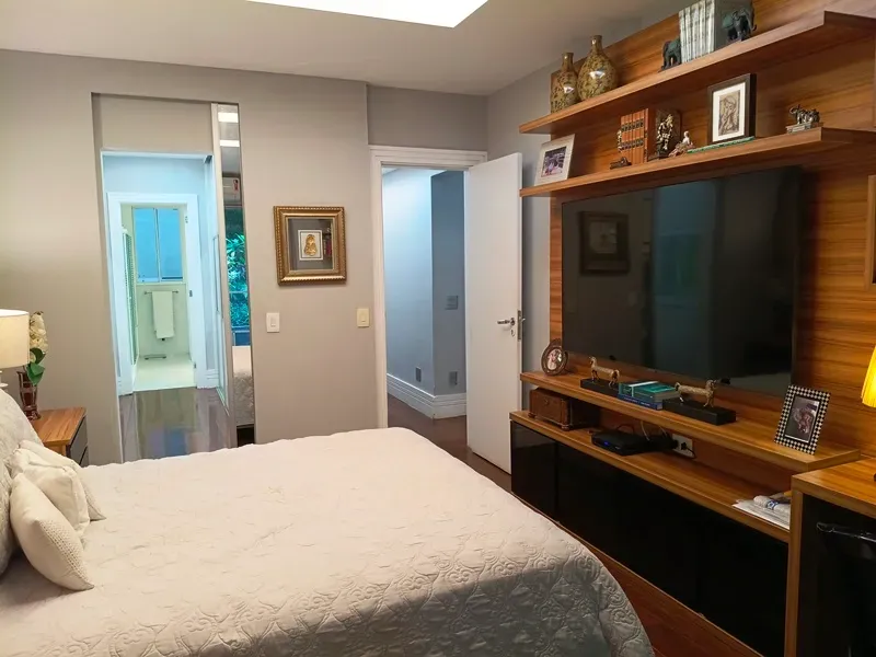 Apartment with 4 bedrooms and a enclosed glass balcony — photo 17