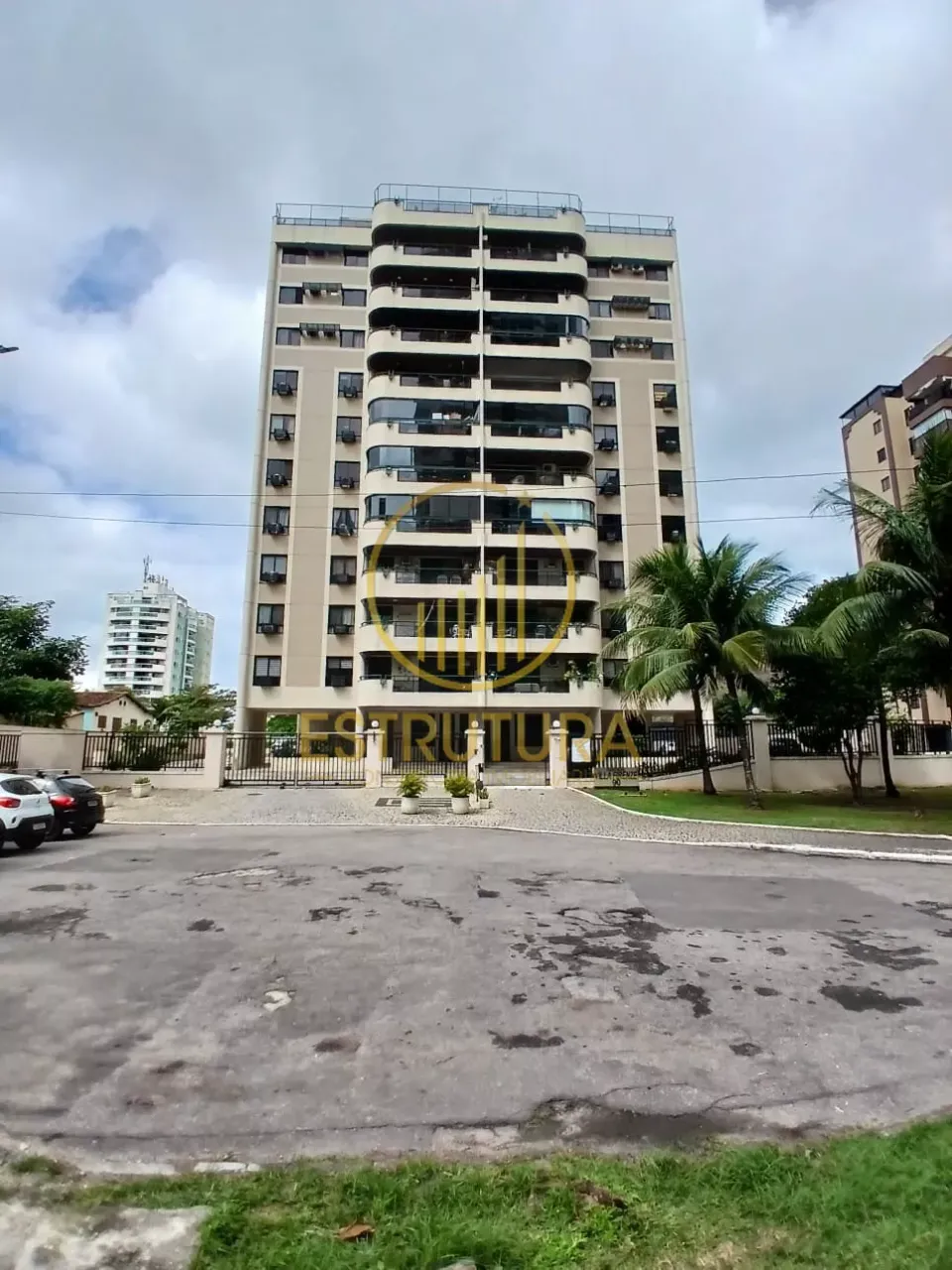 4-bedroom apartment with enclosed glass balcony — photo 12