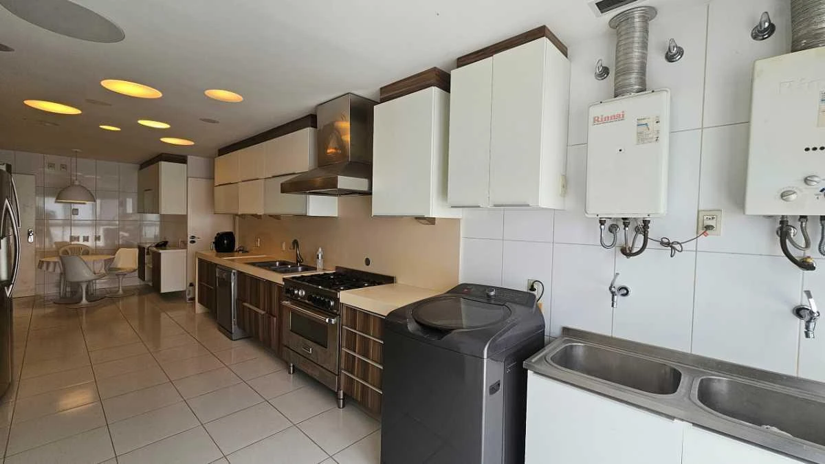 299 m² apartment with 4 en-suite bedrooms and laundry washer — photo 2