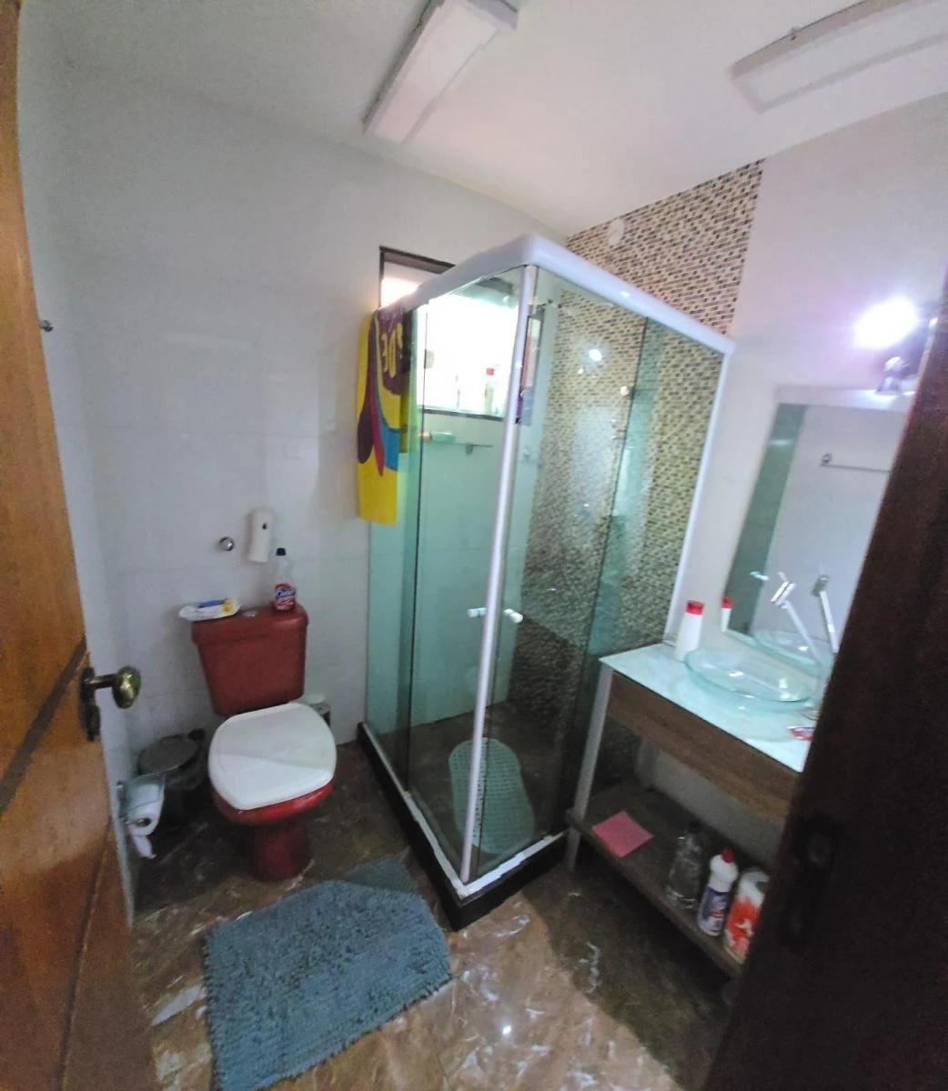 Walk-in closet in a 4-bedroom house, 220 m² — photo 10