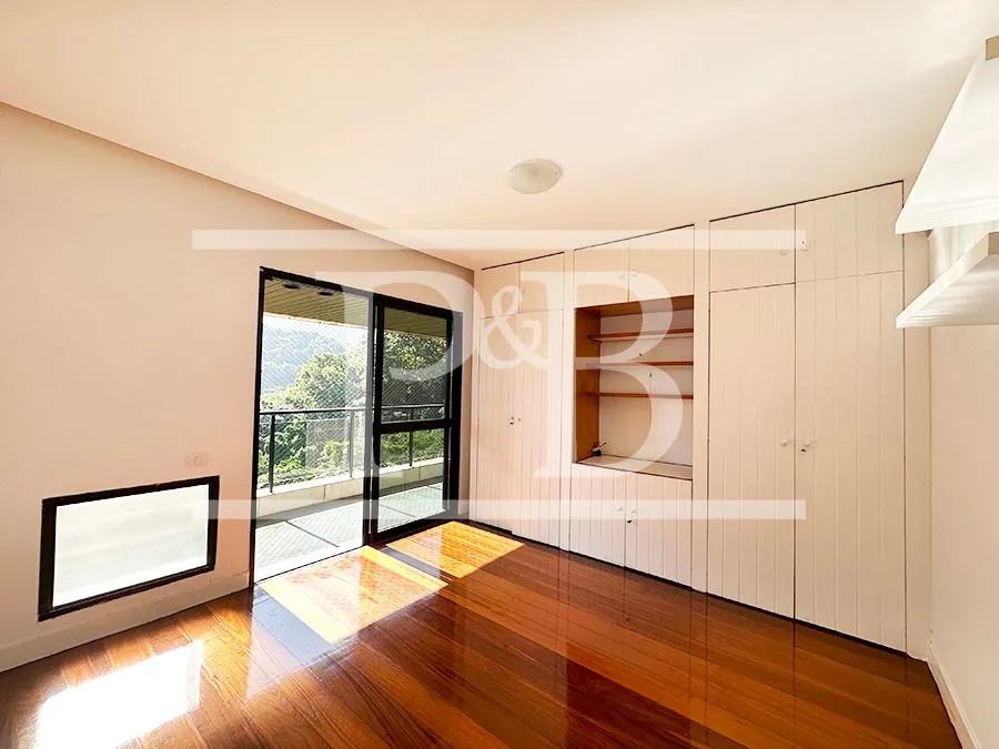 4-bedroom apartment with balcony and 319 m² — photo 23