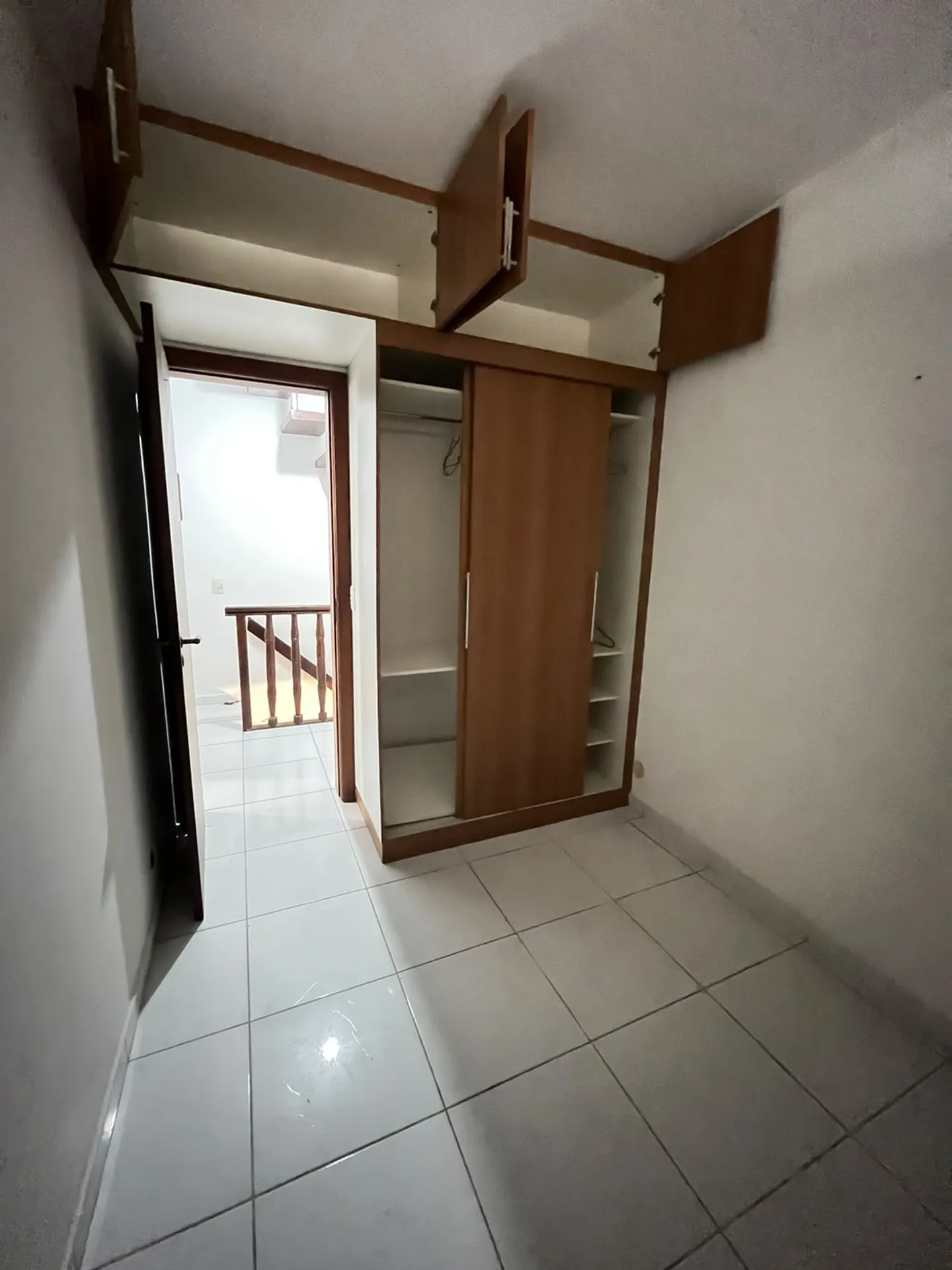 Balcony with a grill in a 3-bedroom house, 200 m² — photo 9