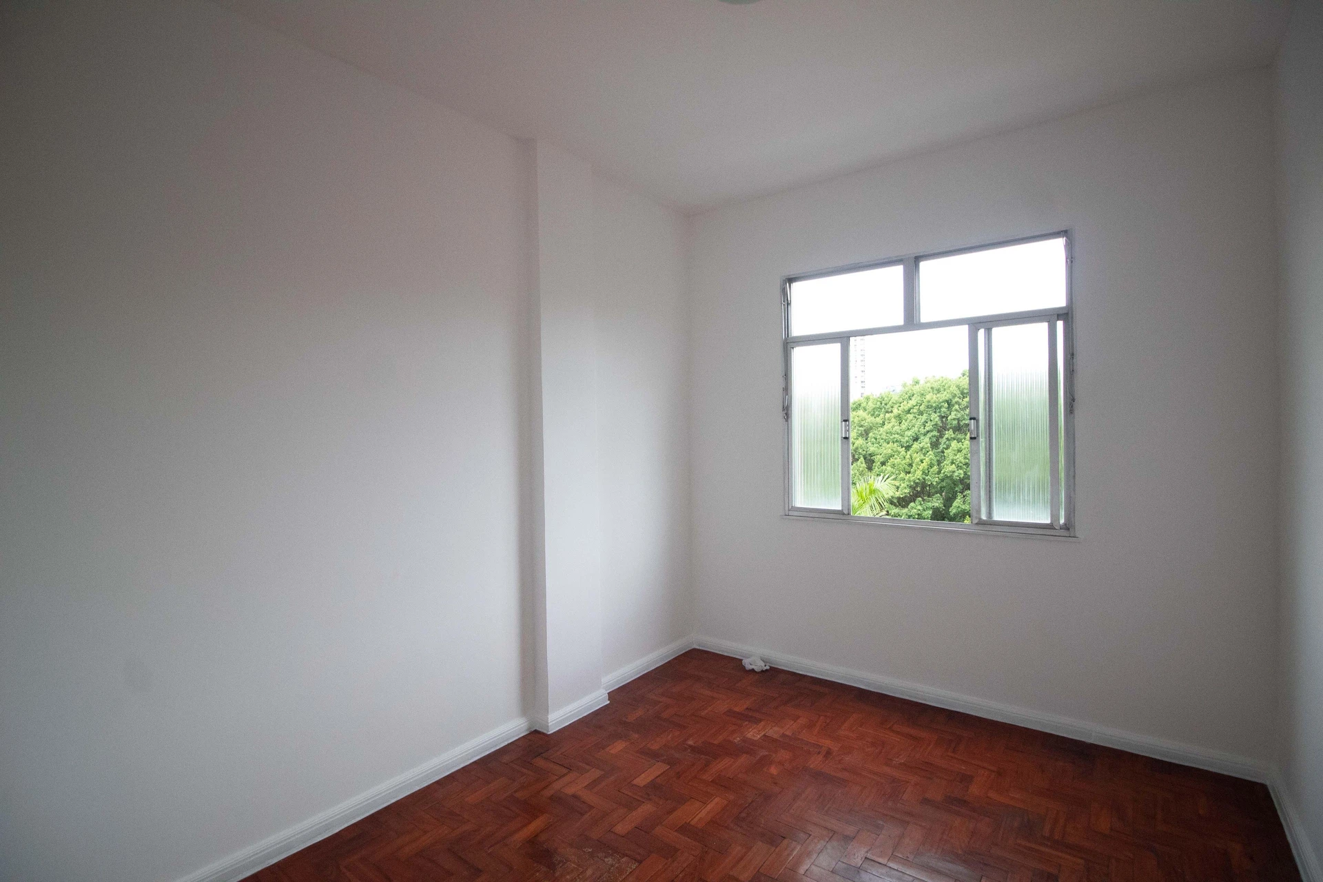 Apartamento de 2 quartos com piso de madeira ou laminado — photo 3