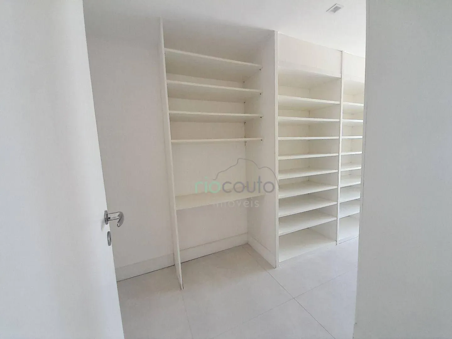 Apartment with 4 bedrooms and a balcony — photo 34