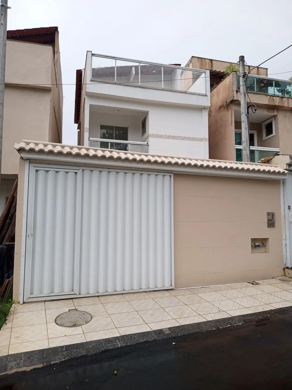 Balcony with a grill in a 3-bedroom house, 135 m² — photo 3