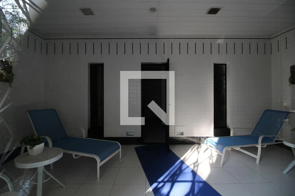 Glass-enclosed balcony in a 3-bedroom apartment, 87 m²