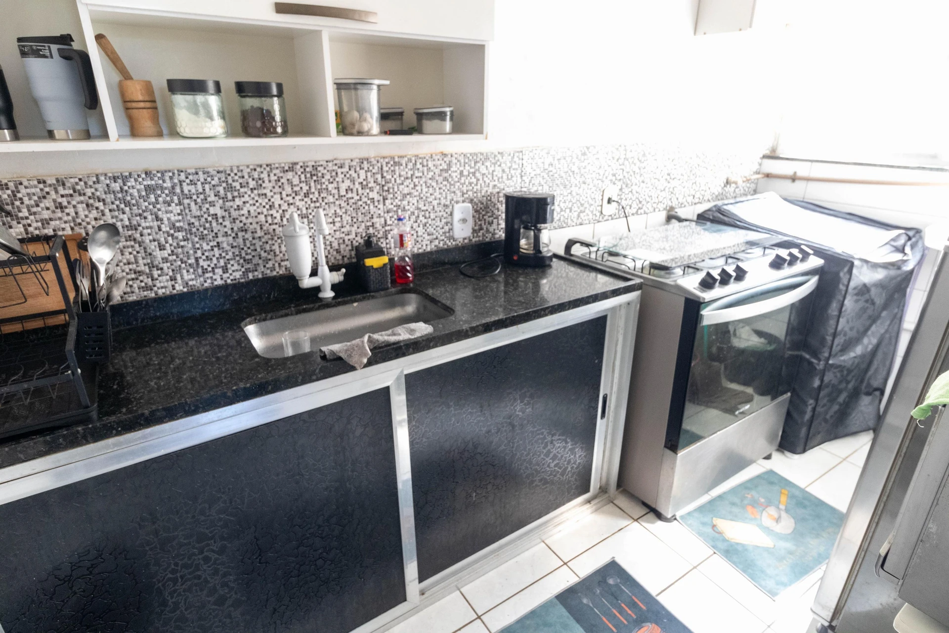 Furnished 2-bedroom apartment with condo pool — photo 8