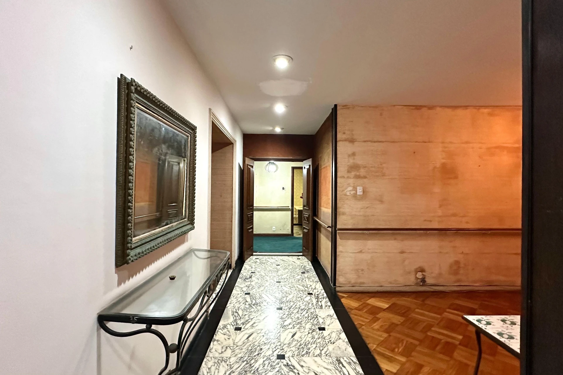 Bathtub in a 4-bedroom apartment, 290 m² — photo 27