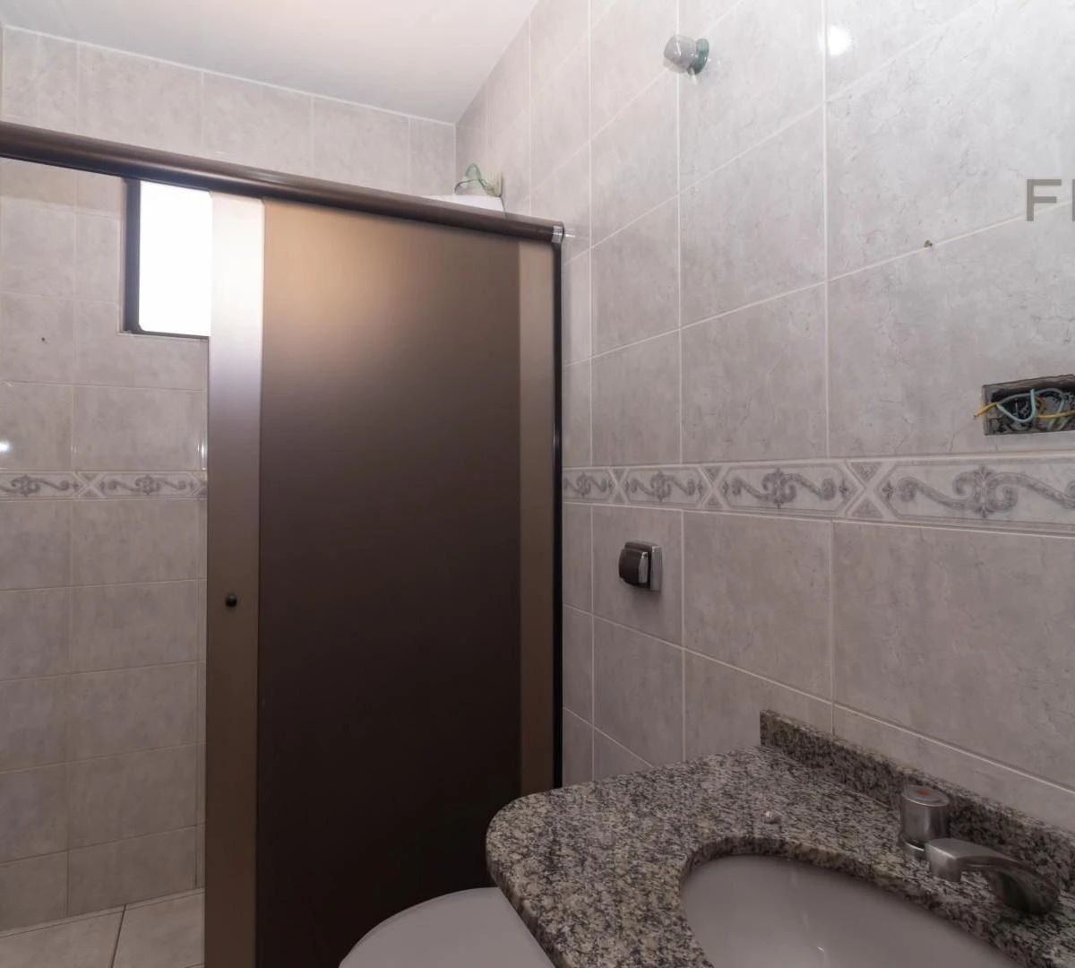4-bedroom house with a bathtub in Curitiba — photo 34