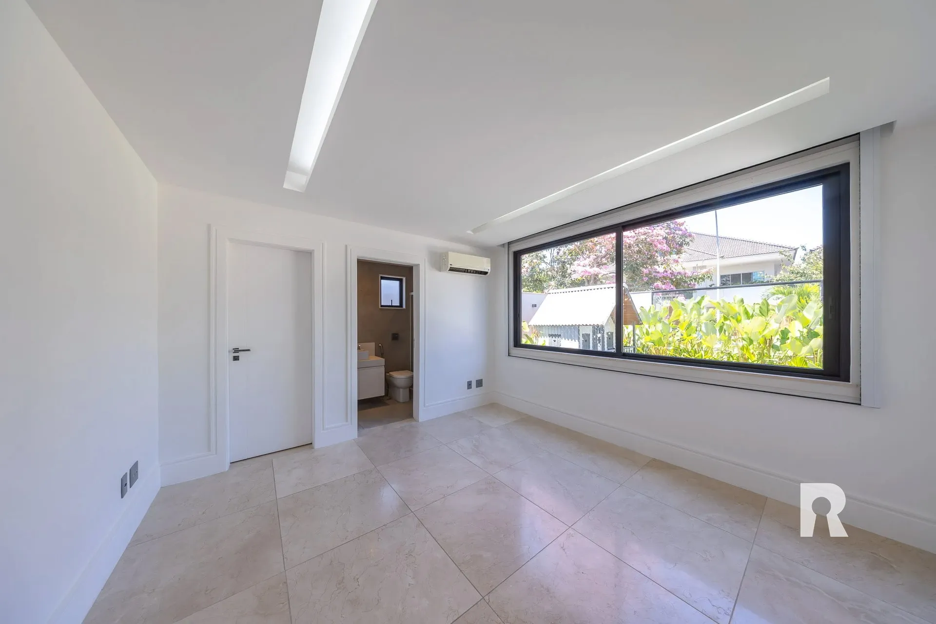 Furnished house, 694 m², with a jacuzzi — photo 24