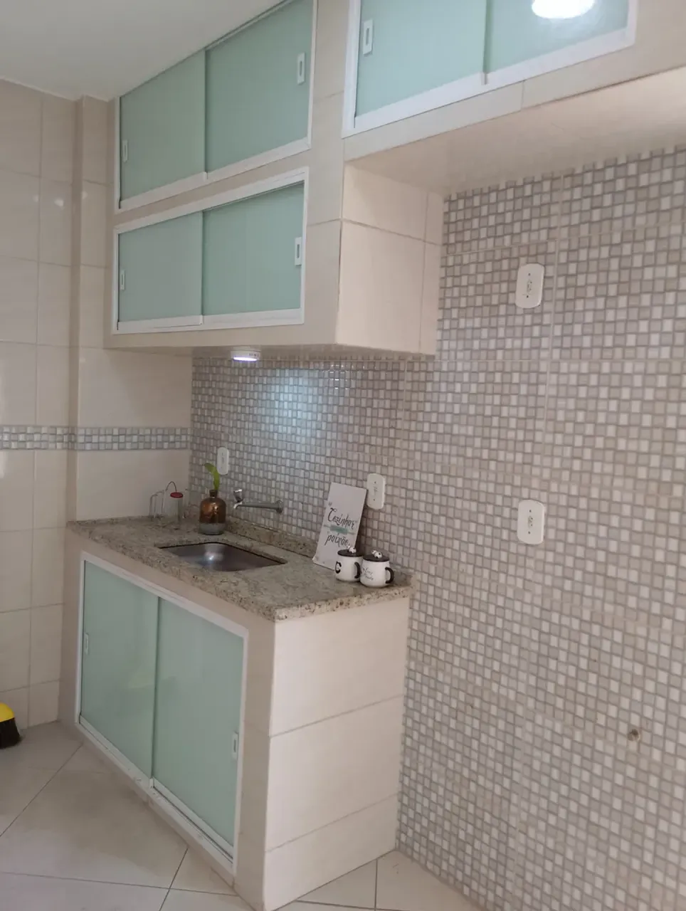 Apartamento de 65 m² com 2 quartos e cozinha fechada