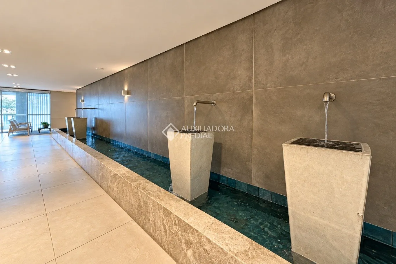 Balcony with a grill in a 2-bedroom apartment, 172 m² — photo 29