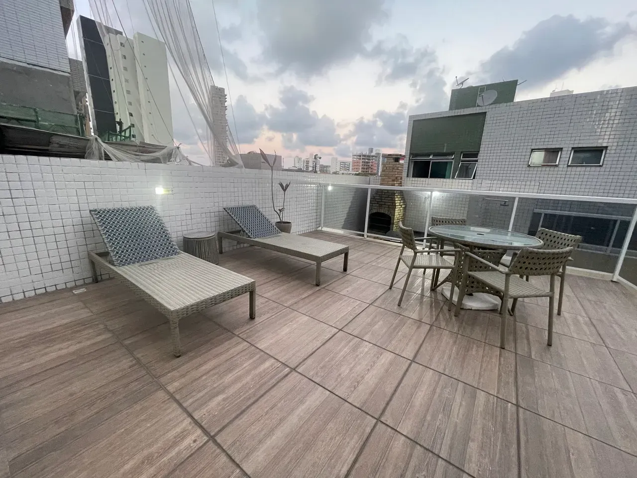 Glass-enclosed balcony in a 4-bedroom apartment, 115 m² — photo 44