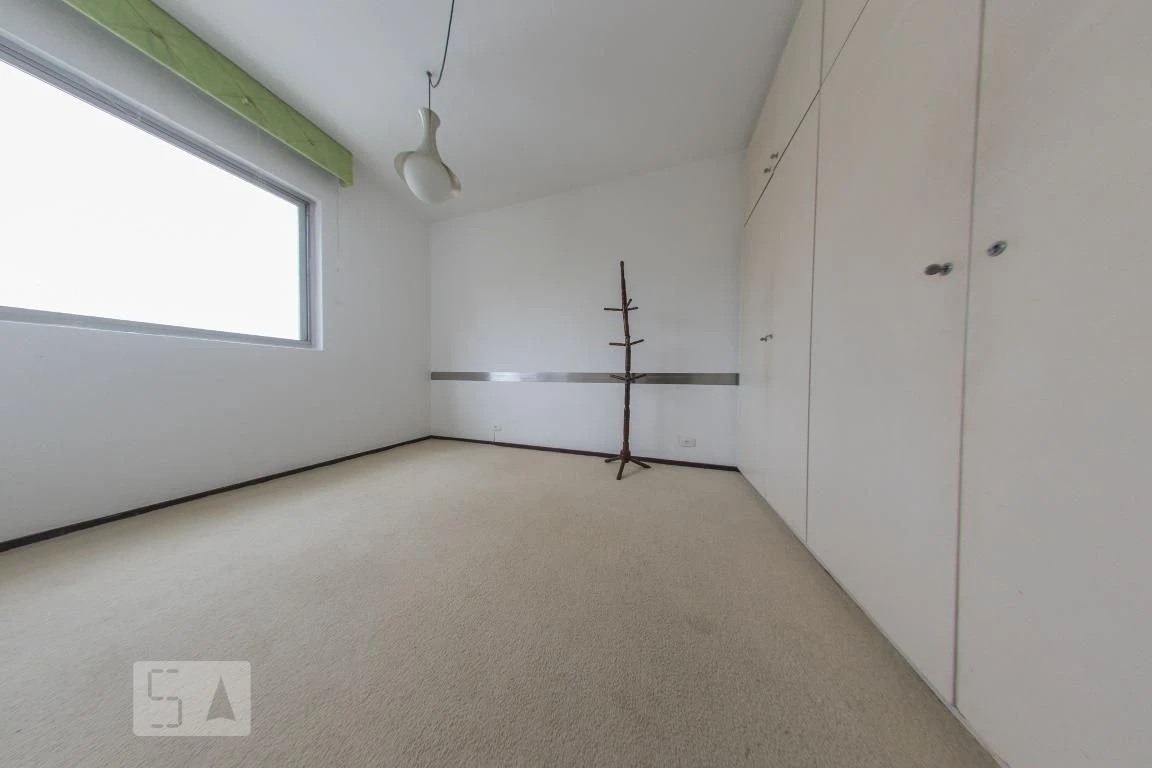 4-bedroom apartment with a walk-in closet — photo 61