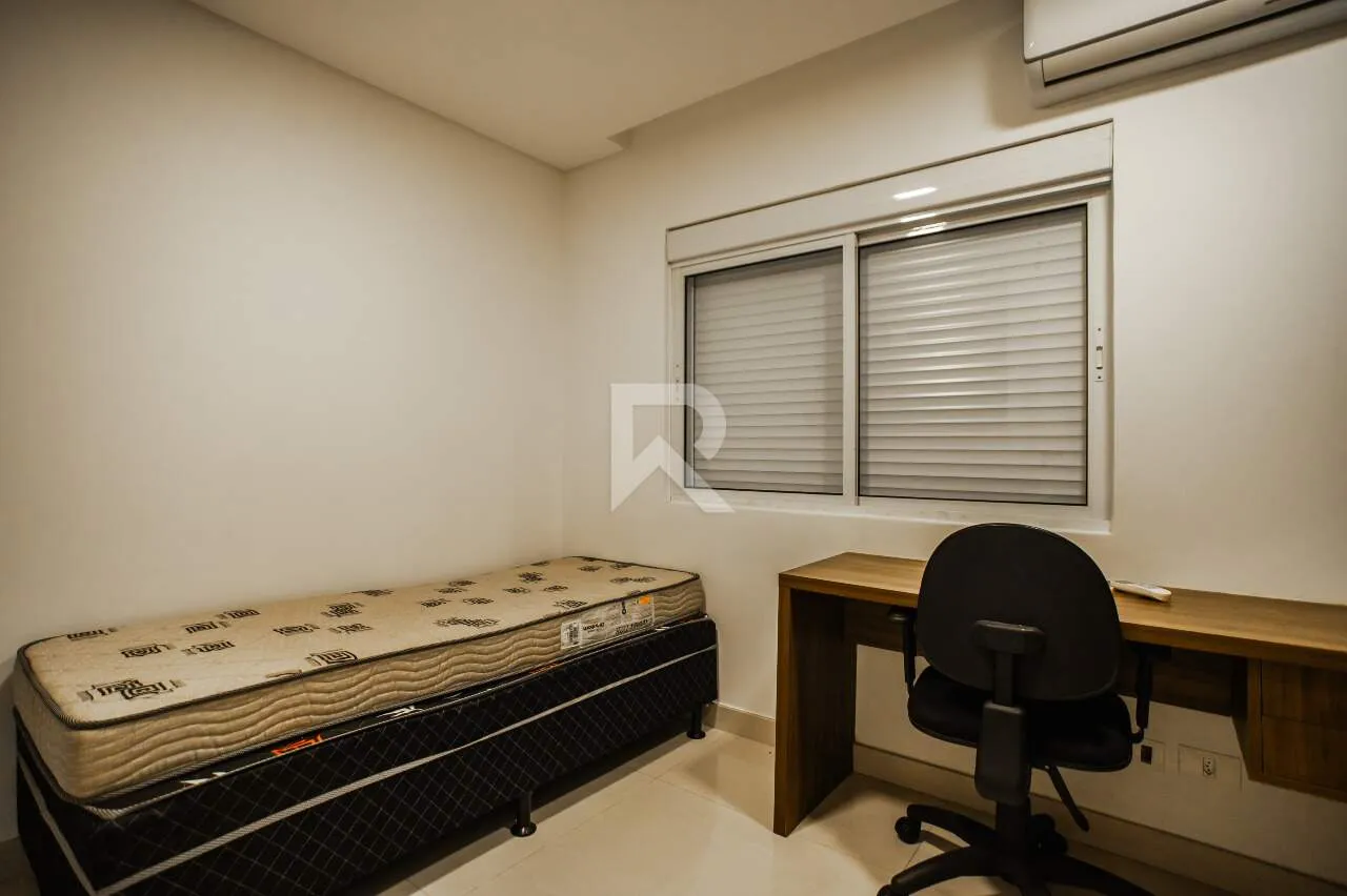 Furnished house with 4 bedrooms and 302 m² and a garden — photo 27