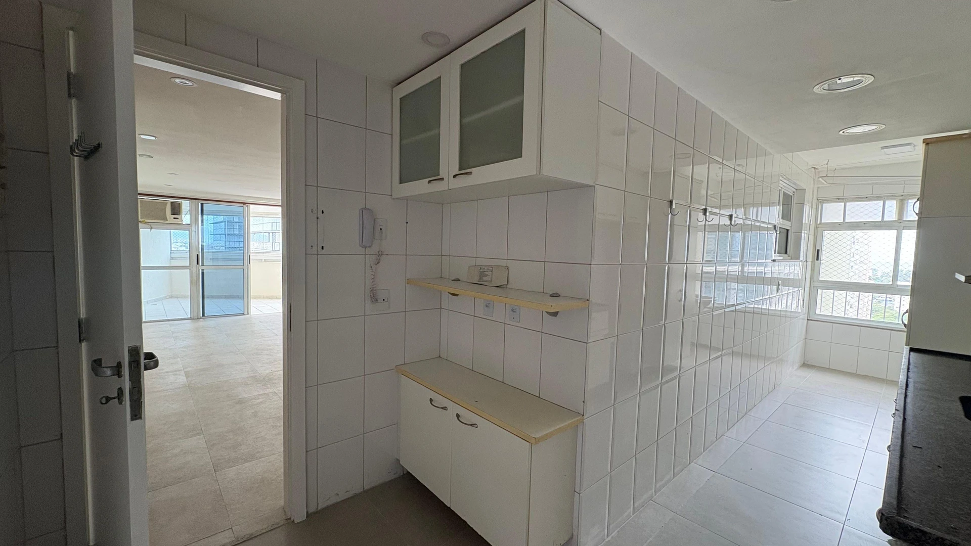 Floor-to-ceiling windows in a 3-bedroom apartment, 105 m² — photo 31