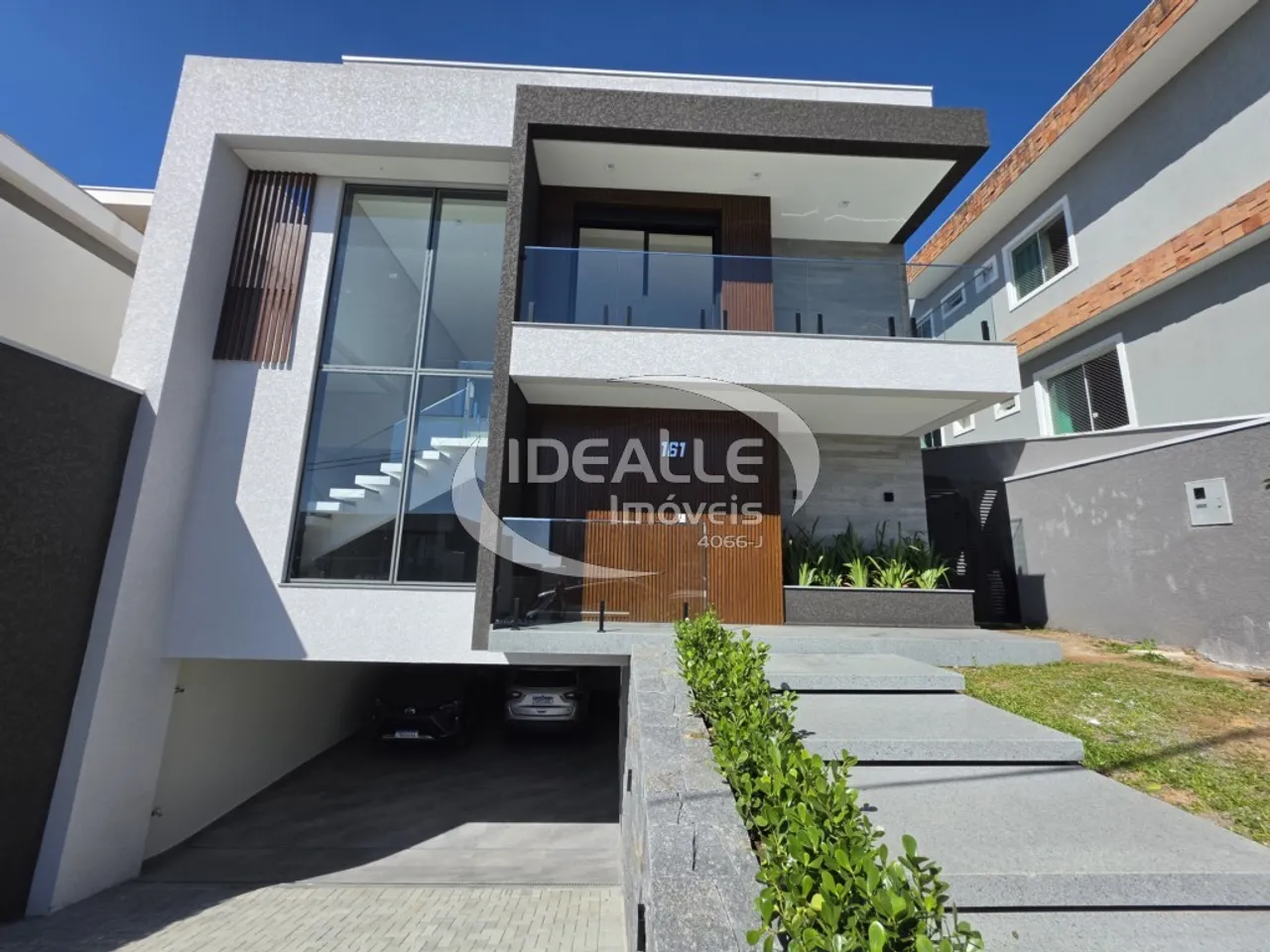 Ground-floor 320 m² house with 4 bedrooms and open-plan gas kitchen