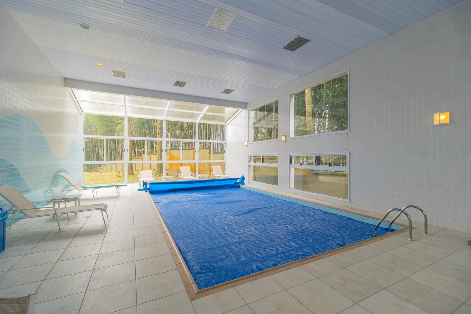 Unfurnished 3-bedroom apartment with glass balcony — photo 24